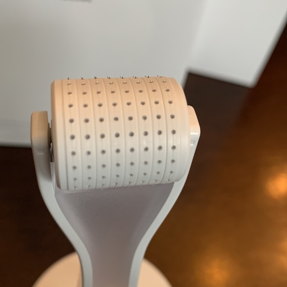 BNIB Rodan + Fields AMP MD Micro-Exfoliating Roller Display Kit 💙 - Picture 6 of 14
